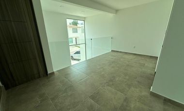 RENTA DE CASA SEMI-NUEVA EN TOLUCA - CACALOMACAN Casa hermosa , en el PRIMER CUADRO de la zona residencial campestre de Cacalomacan el mas exclusivo