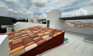 RENTA DE CASA SEMI-NUEVA EN TOLUCA - CACALOMACAN Casa hermosa , en el PRIMER CUADRO de la zona residencial campestre de Cacalomacan el mas exclusivo