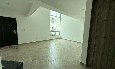 RENTA DE CASA SEMI-NUEVA EN TOLUCA - CACALOMACAN Casa hermosa , en el PRIMER CUADRO de la zona residencial campestre de Cacalomacan el mas exclusivo