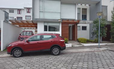 Venta Hermosa Casa Sector Reservorio Guangopolo.