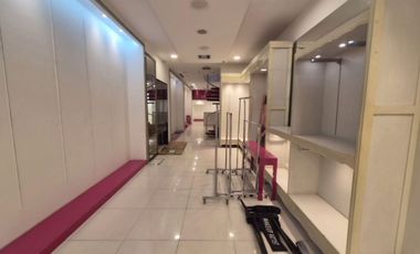 Alquiler Local Comercial en La Bahia, Guayaquil. Areas 180 m² Pb y 120 m² Piso 1