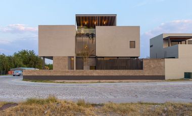 CASA EN JURIQUILLA EN VENTA, DENTRO DE FRACCIONAMIENTO LAGO DE JURIQUILLA