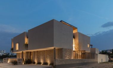 CASA EN JURIQUILLA EN VENTA, DENTRO DE FRACCIONAMIENTO LAGO DE JURIQUILLA