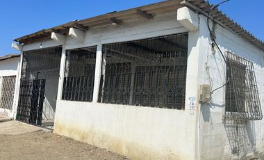 VILLAMIL PLAYAS VENDO CASA ESQUINERA DE UNA PLANTA EN EL CENTRO DE PLAYAS