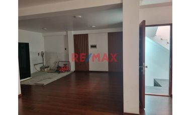 1136734 Venta! Hermosa Casa Ideal Para Familia En La Urb. La Roncadora Santa Clara, Ate