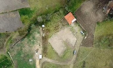 TERRENO CON ACOGEDORA VILLA, DE OPORTUNIDAD EN SIGSIG
