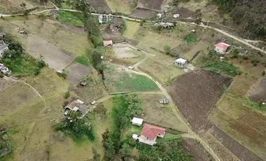TERRENO CON ACOGEDORA VILLA, DE OPORTUNIDAD EN SIGSIG