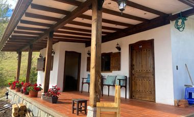 TERRENO CON ACOGEDORA VILLA, DE OPORTUNIDAD EN SIGSIG