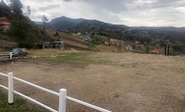TERRENO CON ACOGEDORA VILLA, DE OPORTUNIDAD EN SIGSIG