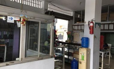 Local comercial esquinero en venta, sector Urdaneta en centro sur