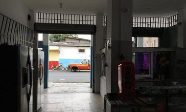 Local comercial esquinero en venta, sector Urdaneta en centro sur