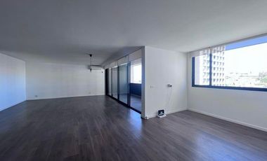 RENTA. Santa Fe Juriquilla - Departamento con 3 recámaras y sala de TV