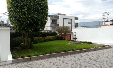 ELEGANTE Y AMPLIA CASA  UBICADA EN UNO DE LOS MEJORES SECTORES DE CUMBAYA