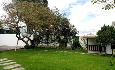 ELEGANTE Y AMPLIA CASA  UBICADA EN UNO DE LOS MEJORES SECTORES DE CUMBAYA