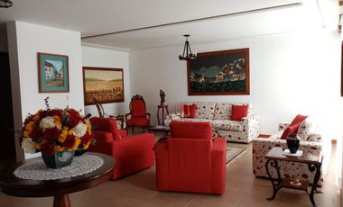 ELEGANTE Y AMPLIA CASA  UBICADA EN UNO DE LOS MEJORES SECTORES DE CUMBAYA
