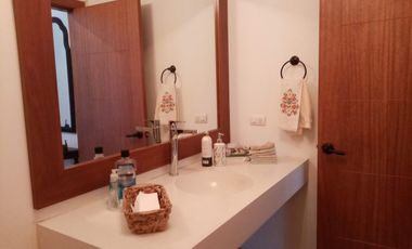 ELEGANTE Y AMPLIA CASA  UBICADA EN UNO DE LOS MEJORES SECTORES DE CUMBAYA