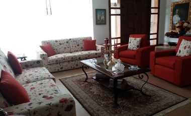 ELEGANTE Y AMPLIA CASA  UBICADA EN UNO DE LOS MEJORES SECTORES DE CUMBAYA