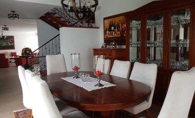 ELEGANTE Y AMPLIA CASA  UBICADA EN UNO DE LOS MEJORES SECTORES DE CUMBAYA