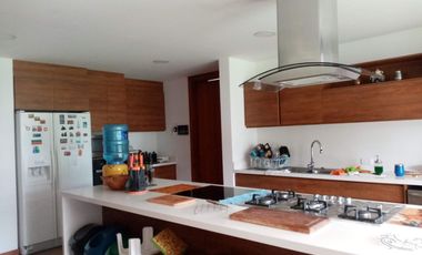 ELEGANTE Y AMPLIA CASA  UBICADA EN UNO DE LOS MEJORES SECTORES DE CUMBAYA