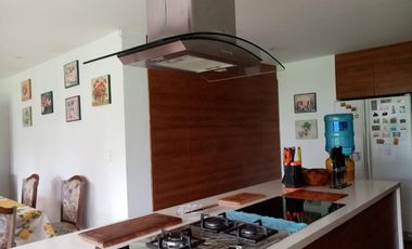 ELEGANTE Y AMPLIA CASA  UBICADA EN UNO DE LOS MEJORES SECTORES DE CUMBAYA