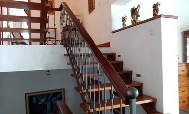 ELEGANTE Y AMPLIA CASA  UBICADA EN UNO DE LOS MEJORES SECTORES DE CUMBAYA