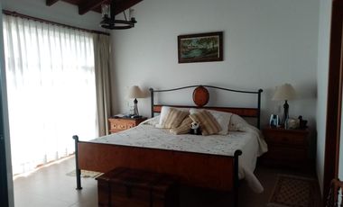 ELEGANTE Y AMPLIA CASA  UBICADA EN UNO DE LOS MEJORES SECTORES DE CUMBAYA