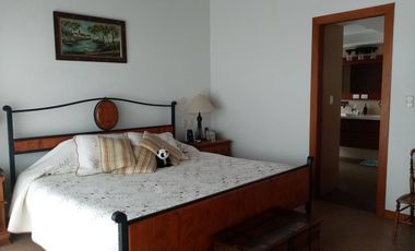 ELEGANTE Y AMPLIA CASA  UBICADA EN UNO DE LOS MEJORES SECTORES DE CUMBAYA