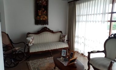 ELEGANTE Y AMPLIA CASA  UBICADA EN UNO DE LOS MEJORES SECTORES DE CUMBAYA