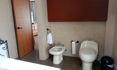 ELEGANTE Y AMPLIA CASA  UBICADA EN UNO DE LOS MEJORES SECTORES DE CUMBAYA