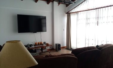 ELEGANTE Y AMPLIA CASA  UBICADA EN UNO DE LOS MEJORES SECTORES DE CUMBAYA