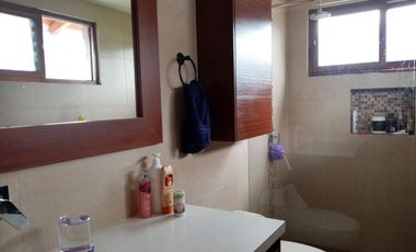 ELEGANTE Y AMPLIA CASA  UBICADA EN UNO DE LOS MEJORES SECTORES DE CUMBAYA