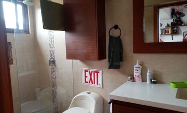 ELEGANTE Y AMPLIA CASA  UBICADA EN UNO DE LOS MEJORES SECTORES DE CUMBAYA