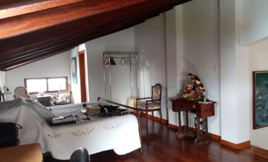 ELEGANTE Y AMPLIA CASA  UBICADA EN UNO DE LOS MEJORES SECTORES DE CUMBAYA