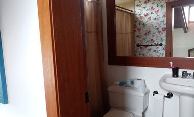 ELEGANTE Y AMPLIA CASA  UBICADA EN UNO DE LOS MEJORES SECTORES DE CUMBAYA