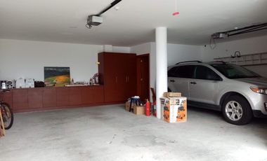 ELEGANTE Y AMPLIA CASA  UBICADA EN UNO DE LOS MEJORES SECTORES DE CUMBAYA