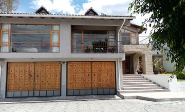 ELEGANTE Y AMPLIA CASA  UBICADA EN UNO DE LOS MEJORES SECTORES DE CUMBAYA