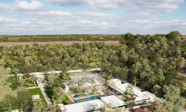 ¡Terreno residencial en Playa del Carmen con amenidades de lujo y entorno natural!