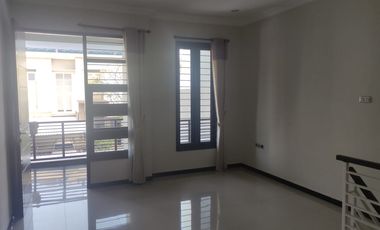 Disewakan Rumah Baru Renovasi Lokasi Citraland SUrabaya Barat