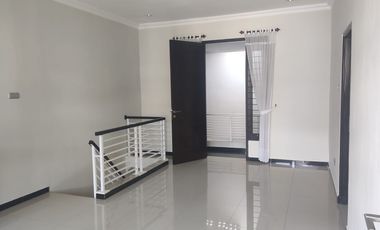 Disewakan Rumah Baru Renovasi Lokasi Citraland SUrabaya Barat