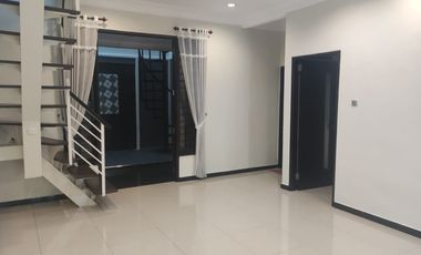Disewakan Rumah Baru Renovasi Lokasi Citraland SUrabaya Barat