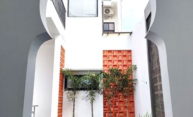 Rumah Super Keren dengan Kolam Renang di Sidomoyo Godean