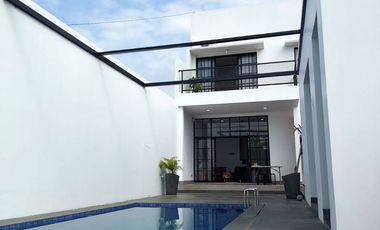 Rumah Super Keren dengan Kolam Renang di Sidomoyo Godean