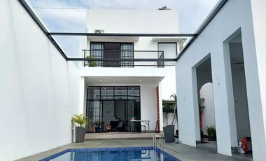 Rumah Super Keren dengan Kolam Renang di Sidomoyo Godean