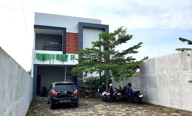 Rumah Super Keren dengan Kolam Renang di Sidomoyo Godean