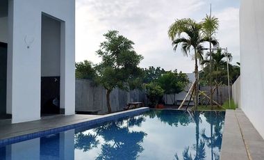 Rumah Super Keren dengan Kolam Renang di Sidomoyo Godean