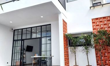 Rumah Super Keren dengan Kolam Renang di Sidomoyo Godean