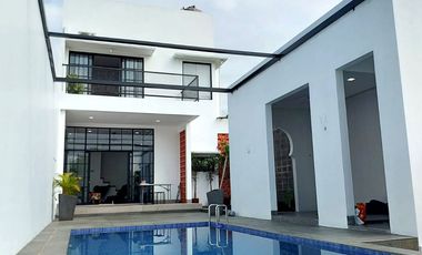 Rumah Super Keren dengan Kolam Renang di Sidomoyo Godean