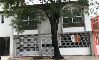 RENTO casa amplia en calle cerrada, Viveros del Valle, Tlalnepantla , Méx.