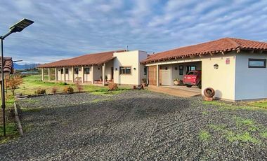 Se vende casa solida de 4 piezas 4 baños, parcela en Condominio en la Montaña de Teno, Curicó