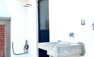 VENTA DE CASA CON ALBERCA EN CONDOMINIO DE 15 CASAS EN JIUTEPEC, MORELOS.